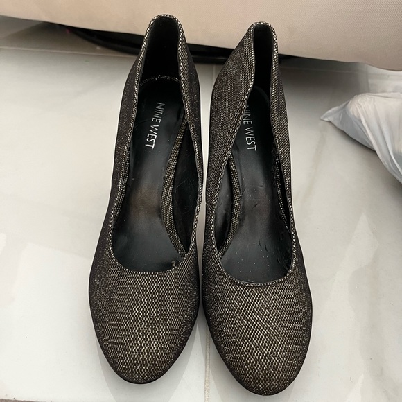 Nine West Shoes - Nine West Black and Gold Shimmer heels NWOT